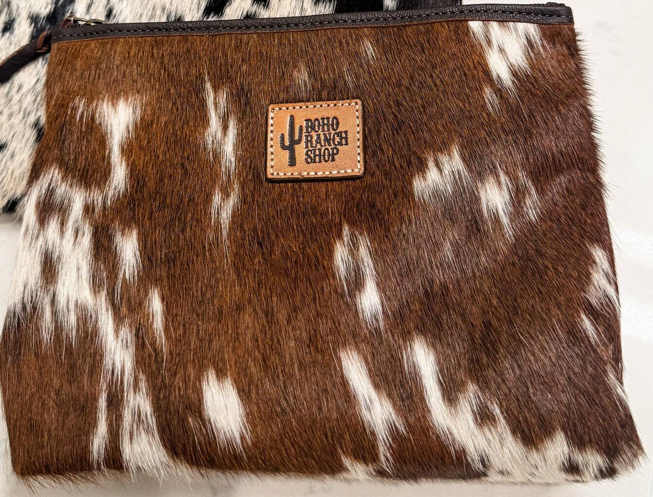 Bolsa de maquillaje de viaje de piel de vaca estilo western: MARRÓN + BLANCO