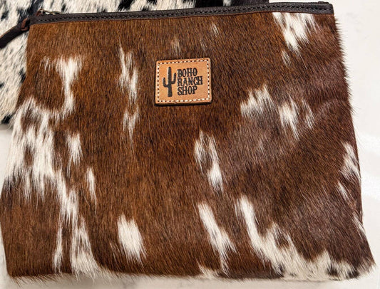 Bolsa de maquillaje de viaje de piel de vaca estilo western: MARRÓN + BLANCO